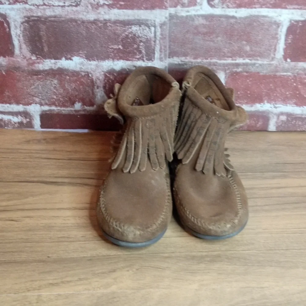 Minnetonka Hello Kitty Moccasins Ankle Booties Girls Size 11 Brown Suede